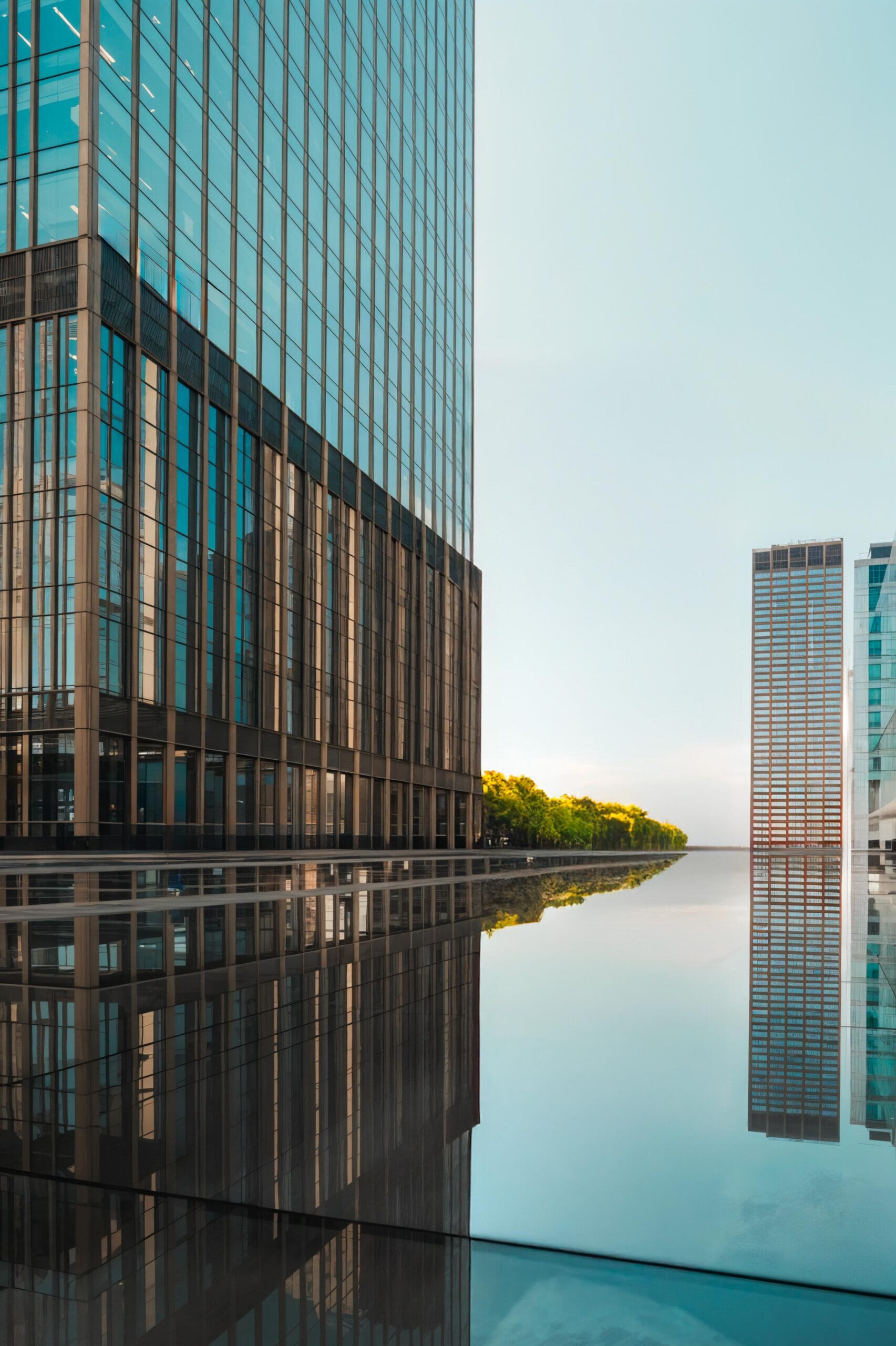 los-rascacielos-modernos-se-reflejan-en-el-agua